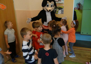 Dzieci witają się z postacią Myszki Mickey
